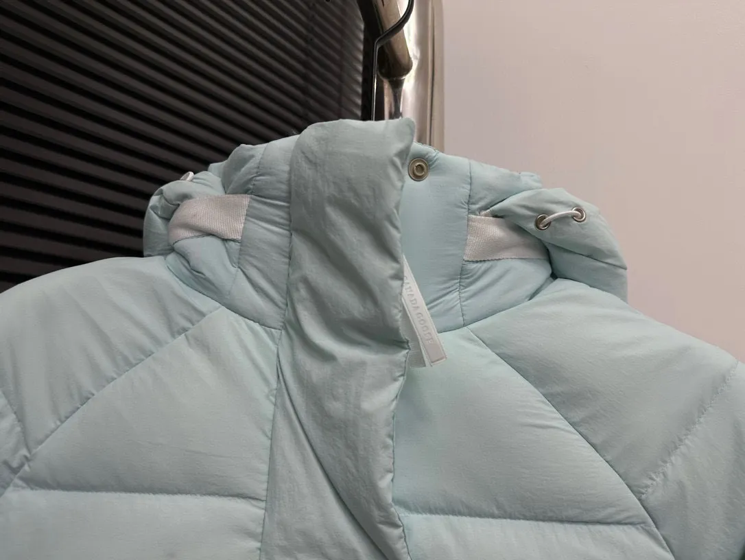 P780 【𝗖𝗔𝗡𝗔𝗗𝗔 𝗚𝗢𝗢𝗦𝗘】Capsule Series Macaron White Label Fabric: Made of soft EnduraLuxe fabric imported from DuPont, CORDURA, USA, which enhances the durability of easy-to-wear parts, is lightweight and durable; the liner is made of 400T anti-velvet gallbladder, which is comfortable, soft and non-velvet. : Equipped with a detachable hood, which can be adjusted in two directions, and is also filled with down, which brings greater softness and wrapping around the head and neck, and is full of warmth. This parka features white trim on the back and sides, and the hardware locks are all original and custom-made to match the muted fabric color. Goose label: The official website’s new series of silicone material labels, non-embroidery labels. Length: Fit hip-length. Size: XS-L